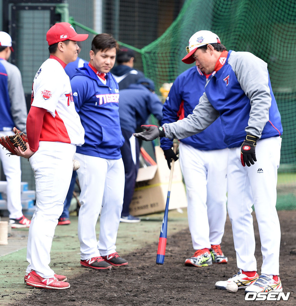 2017년 일본 오키나와 킨구장에서 진행된 KIA 타이거즈의 전지 훈련에서 KIA 김민호 코치가 선수들이 낭심 보호대를 착용했는지 확인해보고 있다. /sunday@osen.co.kr