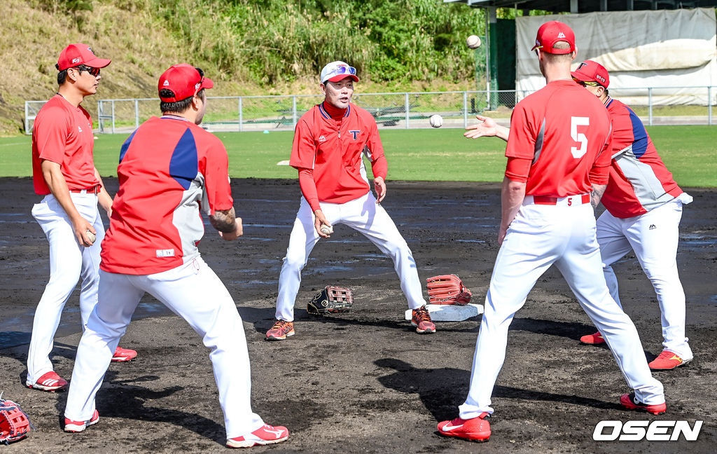 [OSEN DB]김민호 코치가 일본 스프링캠프 훈련에서 KIA 선수들과 함께 훈련에 임하고 있다. 