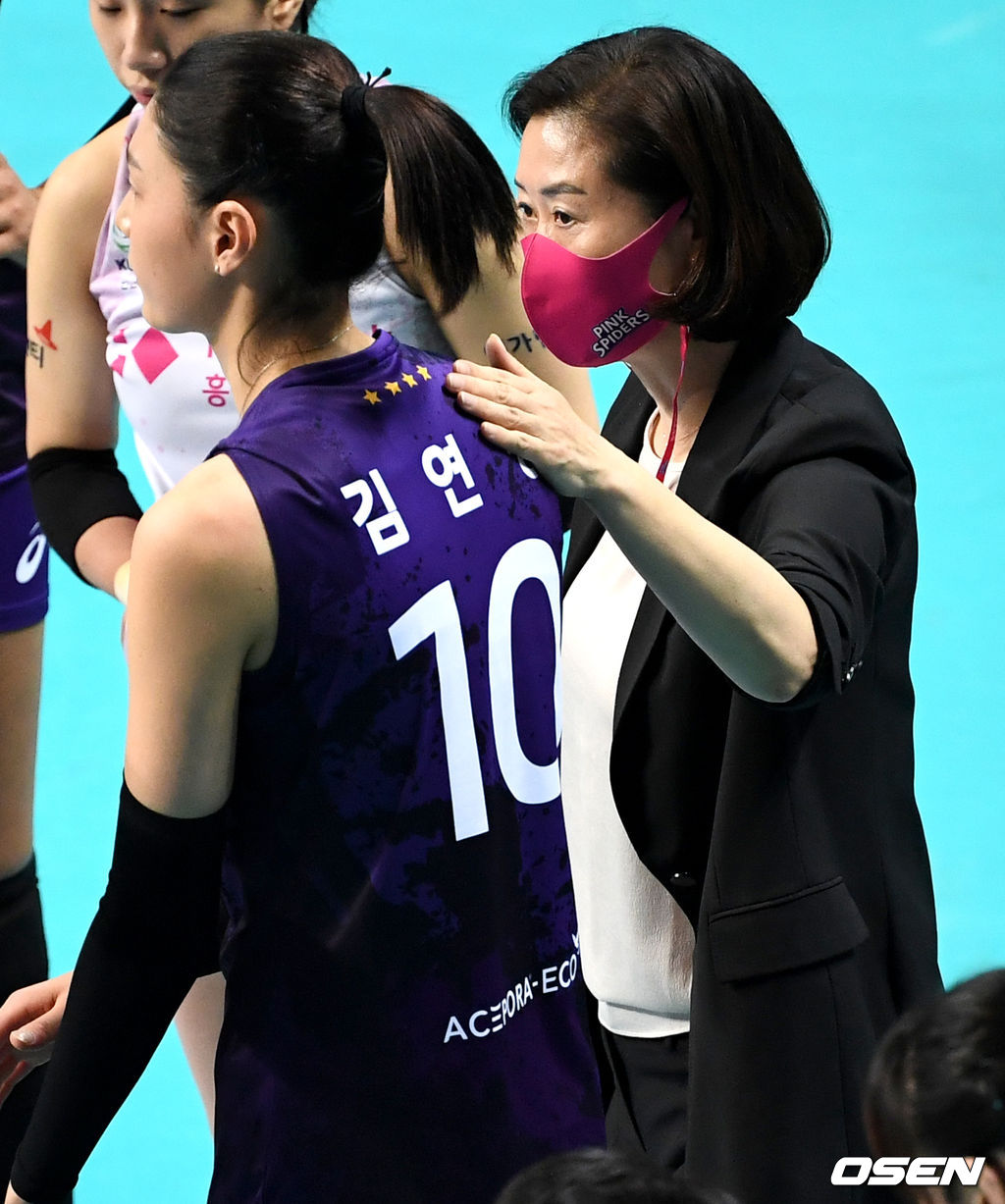 1세트 종료 후 흥국생명 박미희 감독이 주장 김연경을 격려하고 있다. / dreamer@osen.co.kr