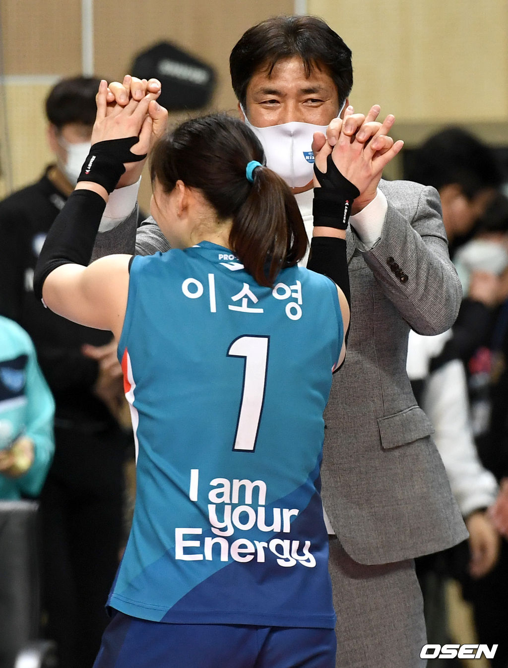 승리한 GS칼텍스 차상현 감독이 이소영과 승리 인사를 나누고 있다. / dreamer@osen.co.kr