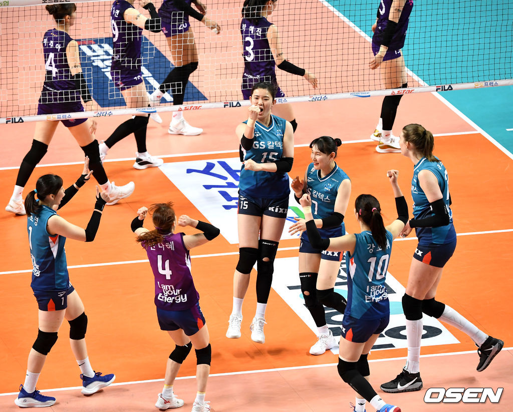 1세트, 흥국생명 김연경의 공격을 막아낸 GS칼텍스 문명화가 동료들과 환호하고 있다. / dreamer@osen.co.kr