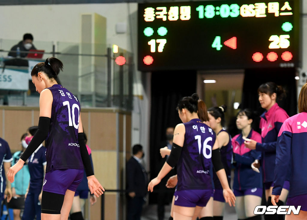 흥국생명 김연경을 비롯한 선수들이 코트를 빠져나가고 있다. / dreamer@osen.co.kr