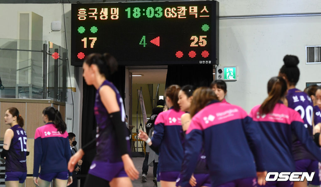 흥국생명 김연경을 비롯한 선수들이 코트를 빠져나가고 있다. / dreamer@osen.co.kr