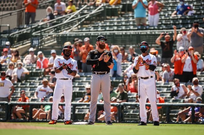 [사진] 맨시니에게 박수를 보내는 콜린 모란(가운데) /피츠버그 파이어리츠 SNS