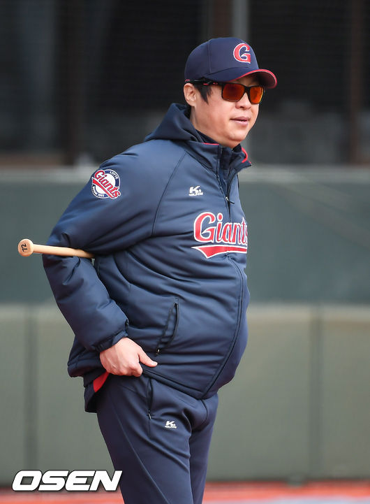 롯데 허문회 감독이 선수들의 훈련을 지켜보고 있다. / soul1014@osen.co.kr