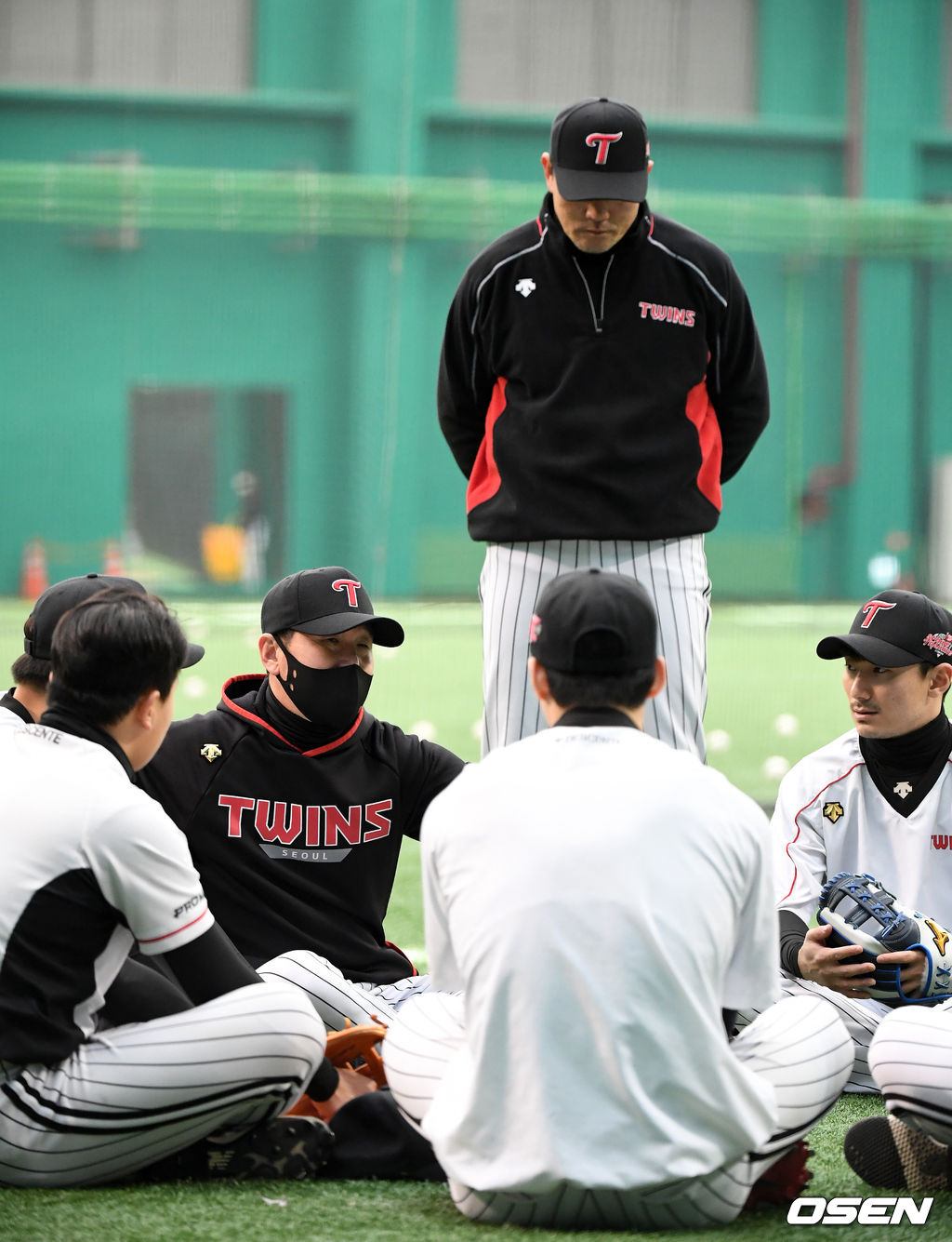 류지현 감독이 선수들과 둘러앉아 이야기를 나누고 있다. 지켜보는 김민호 코치. /jpenws@osen.co.kr