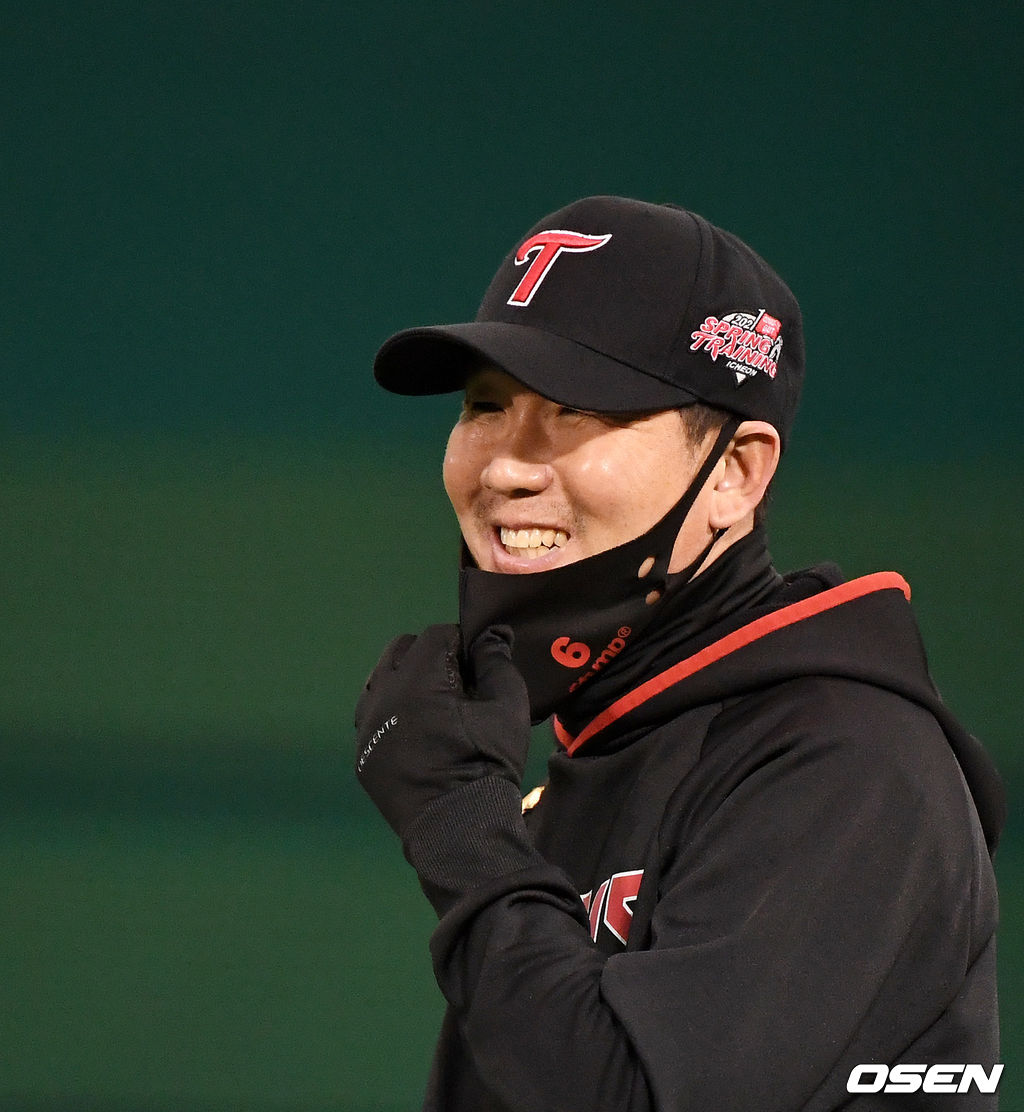 류지현 감독이 훈련을 지켜보며 미소짓고 있다. /jpenws@osen.co.kr
