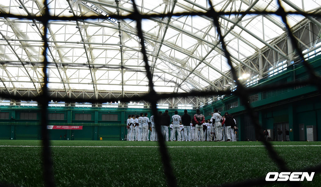 선수들이 훈련을 마치고 코칭스태프와 미팅을 갖고 있다. /jpenws@osen.co.kr