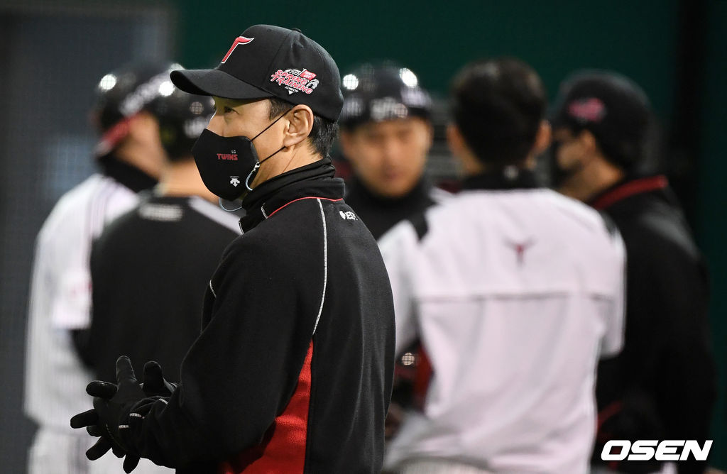 김동수 수석 코치가 훈련을 지켜보고 있다. /jpenws@osen.co.kr