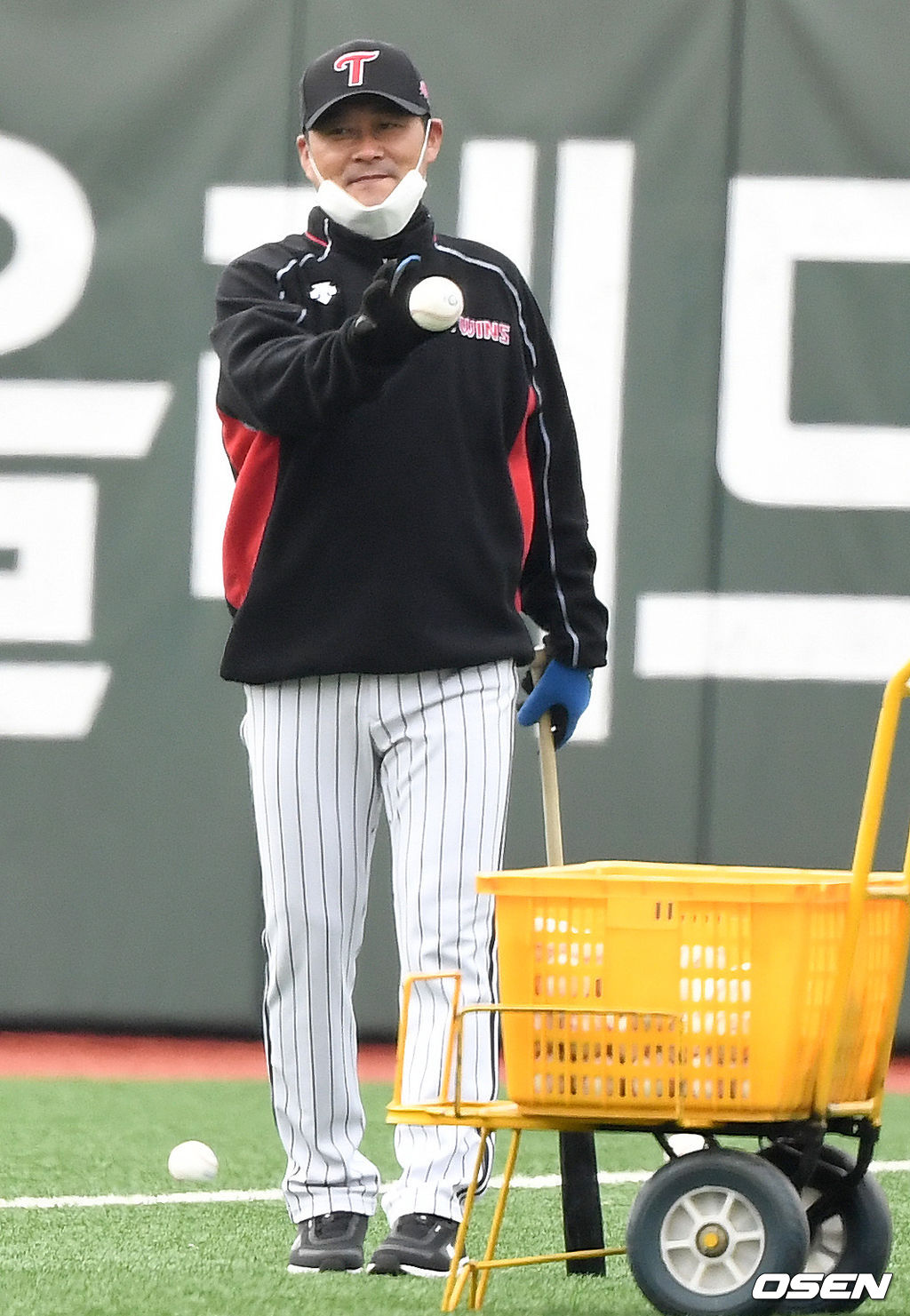 LG 이종범 코치가 외야에서 선수들에게 펑고를 쳐주고 있다. / dreamer@osen.co.kr