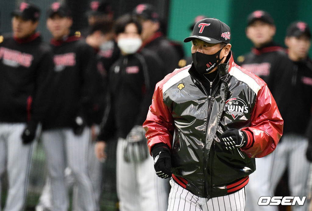 김호 코치가 훈련을 준비하고 있다. /jpenws@osen.co.kr