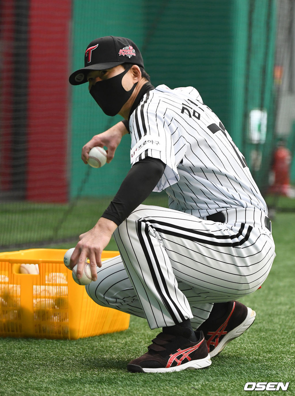 김정민 코치가 훈련을 지도하고 있다. /jpenws@osen.co.kr