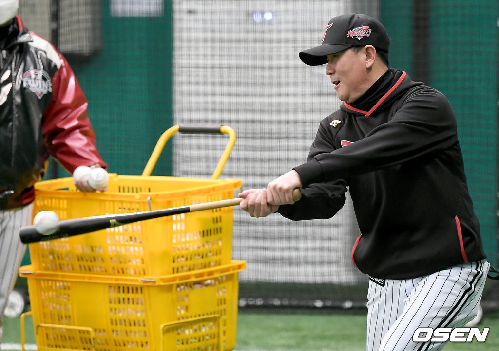 류지현 감독이 펑고를 치고있다./ksl0919@osen.co.kr