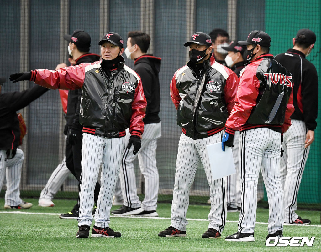 류지현 감독이 김호, 이종범 코치와 주루 훈련을 마치고 이야기를 나누고 있다. /jpenws@osen.co.kr