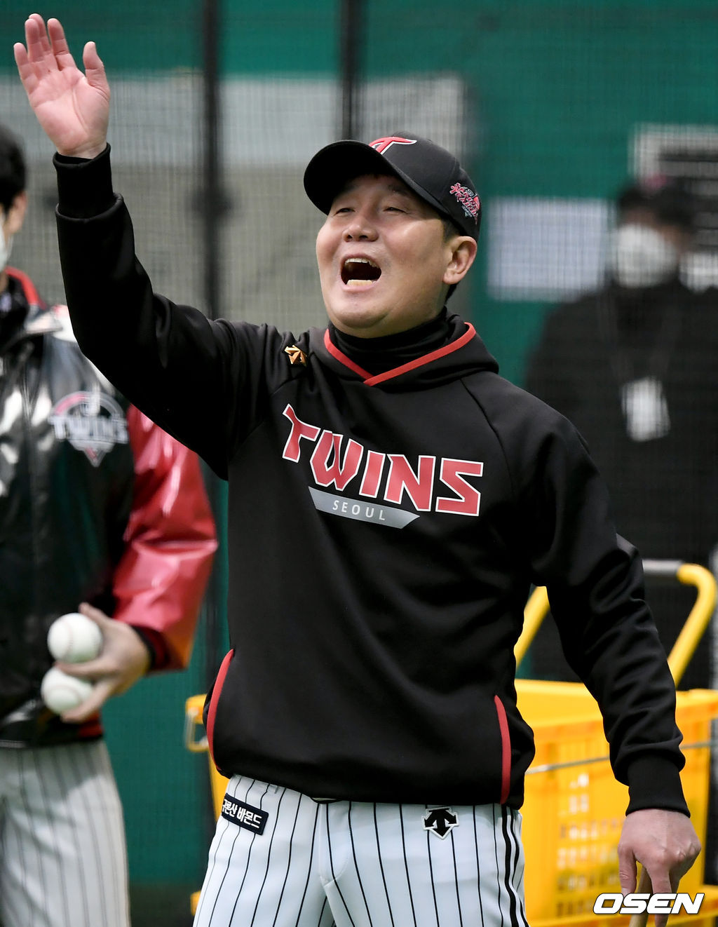 류지현 감독이 훈련 지도를 하고 있다./ksl0919@osen.co.kr