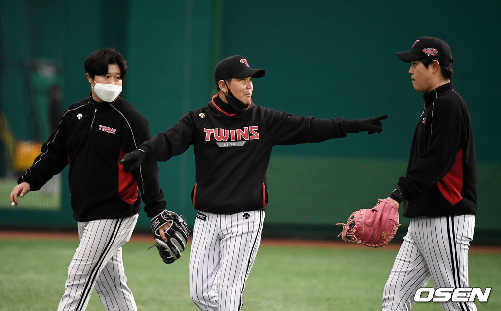 류지현 감독이 훈련을 지켜보며 선수들을 지도하고 있다. /jpenws@osen.co.kr