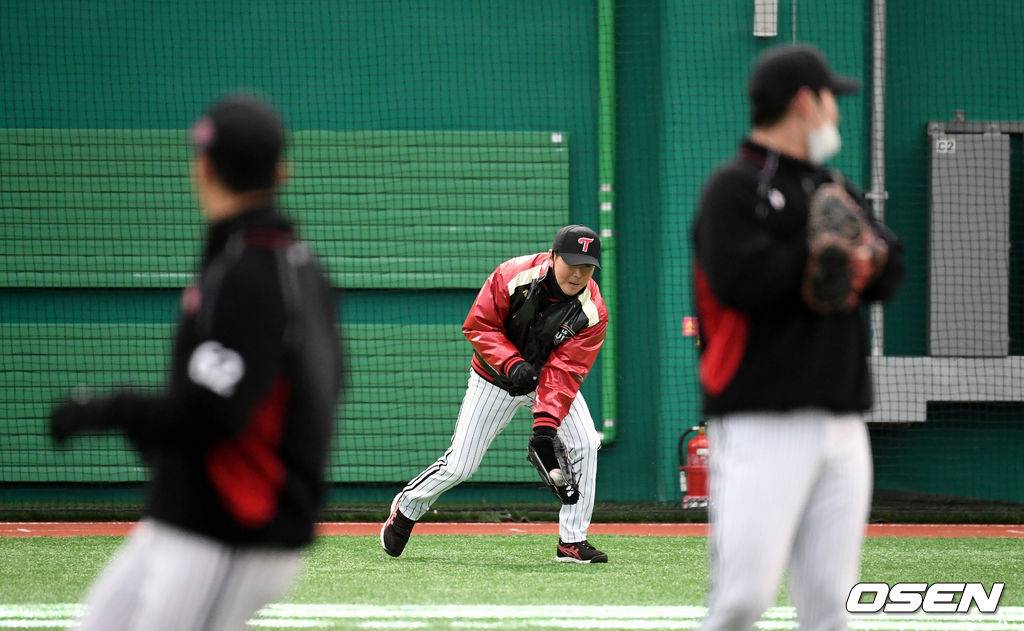 류지현 감독이 주루 훈련을 돕기 위해 외야에서 타구를 잡고 송구 동작을 취하고 있다. /jpenws@osen.co.kr