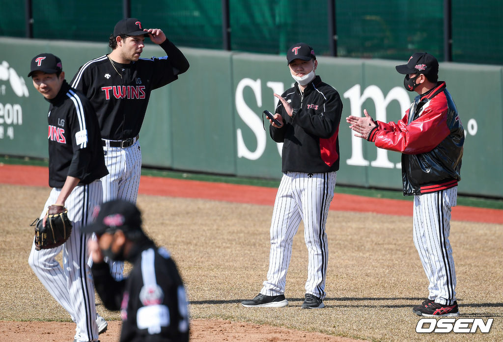 류지현 감독이 수비훈련중 아쉬운 커버플레이를 보였던 라모스와 이야기를 나누고 있다. / soul1014@osen.co.kr