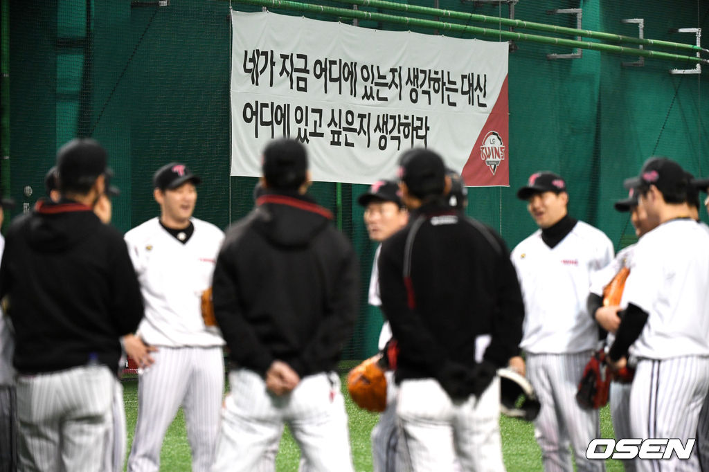 선수들이 훈련에 앞서 코칭스태프와 이야기를 나누고 있다. /jpenws@osen.co.kr