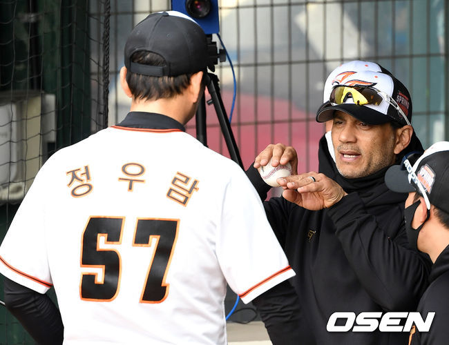 한화 로사도 코치가 정우람과 이야기를 나누고 있다. /sunday@osen.co.kr