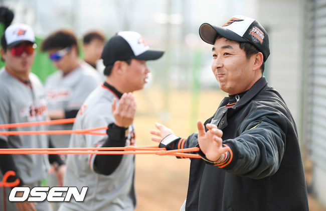 한화 정우람이 튜빙밴드 운동을 하고 있다 / soul1014@osen.co.kr