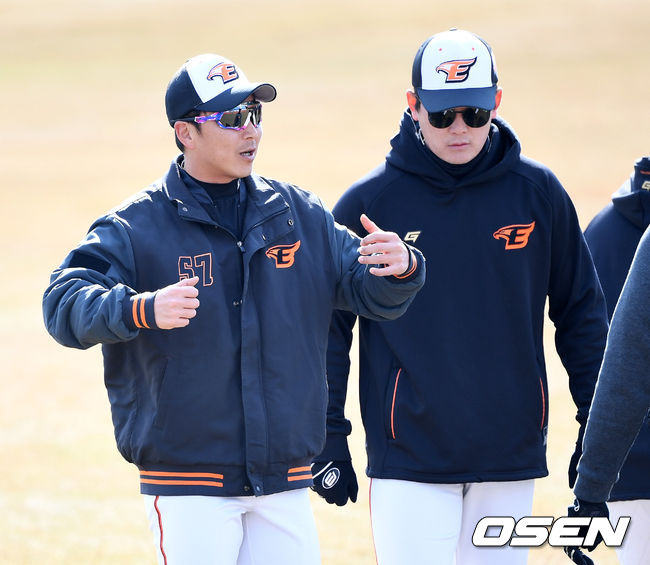 한화 정우람과 이성열이 스트레칭을 하고 있다. /sunday@osen.co.kr