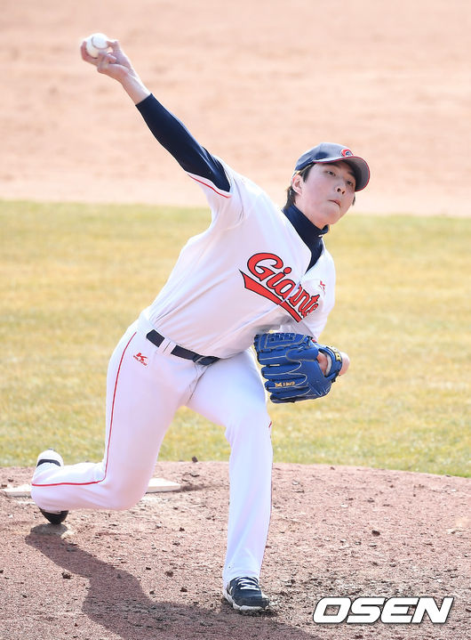 롯데 자이언츠가 20일 부산 사직야구장에서 2021시즌을 준비하는 스프링캠프를 차리고 담금질에 나섰다.이승헌이 라이브 피칭을 하고 있다. /youngrae@osen.co.kr