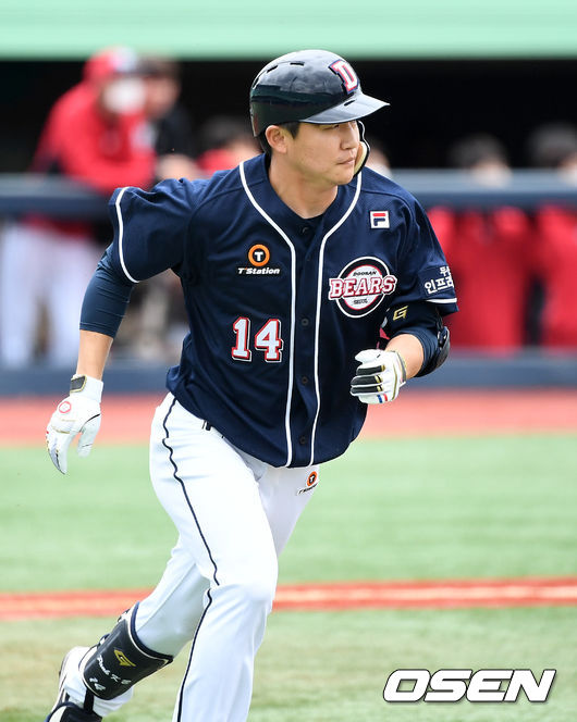 KT 위즈와 두산 베어스가 1일 울산 문수야구장에서 연습경기를 가졌다.4회 두산 박계범이 안타를 치고 그라운드를 달리고 있다. /sunday@osen.co.kr