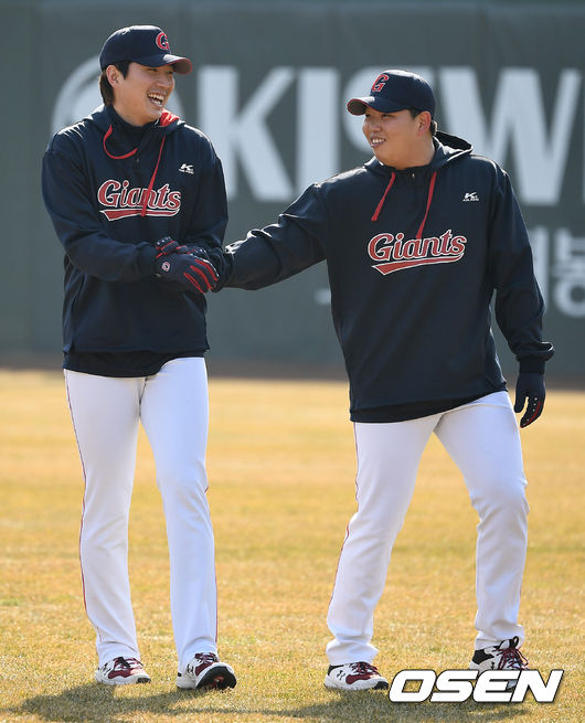 롯데 이승헌(왼쪽)과 서준원이 훈련 중 대화를 나누고 있다. / dreamer@osen.co.kr