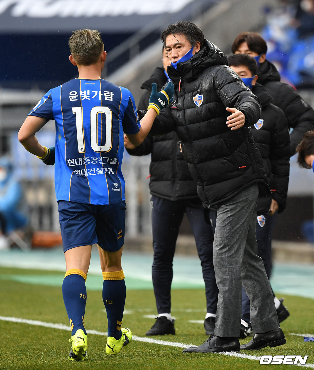 28일 오후 울산 문수월드컵경기장 ‘하나원큐 K리그1 2021’ 울산 현대와 강원FC의 경기가 열렸다.전반 울산 윤빛가람이 선제골을 성공시키고 홍명보 감독과 환호하고 있다. /sunday@osen.co.kr