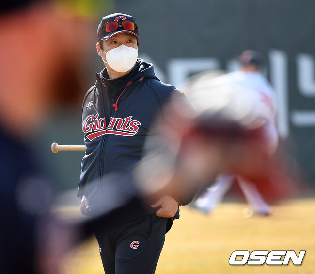 롯데 허문회 감독이 선수들의 훈련을 바라보고 있다. / dreamer@osen.co.kr