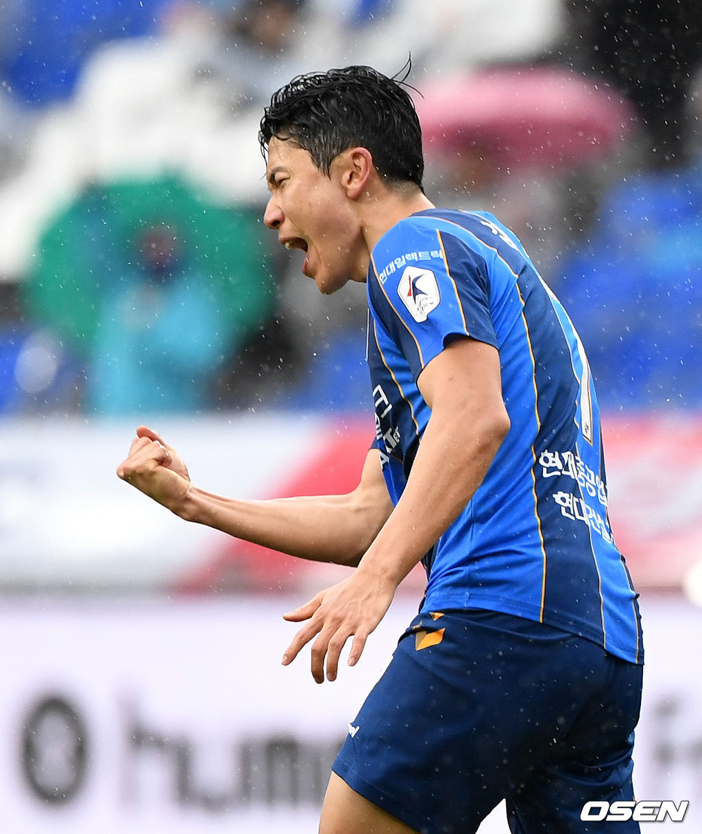 28일 오후 울산 문수월드컵경기장 ‘하나원큐 K리그1 2021’ 울산 현대와 강원FC의 경기가 열렸다.후반 울산 김인성이 팀의 네번째 골을 성공시키고 환호하고 있다. /sunday@osen.co.kr