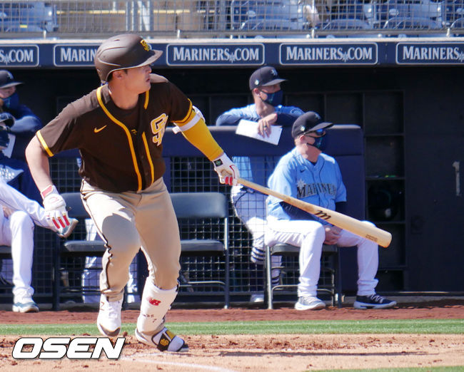 [OSEN=피오리아(미 애리조나주), 이사부 통신원]샌디에이고 김하성이 첫 타석에서 초구를 공략했으나 좌익수 플라이타구를 치고 있다.  /lsboo@osen.co.kr