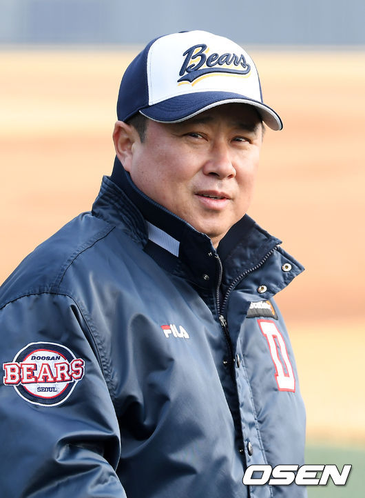 그라운드 위에서 두산 김태형 감독이 훈련을 지휘하고 있다./rumi@osen.co.kr