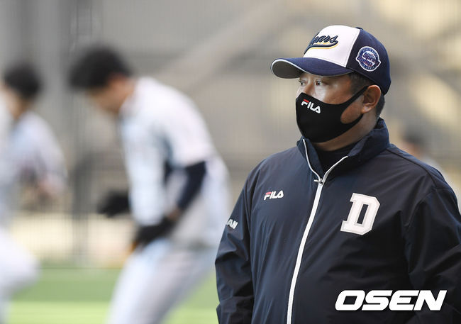 김태형 감독이 훈련을 지켜보고 있다. /youngrae@osen.co.kr 