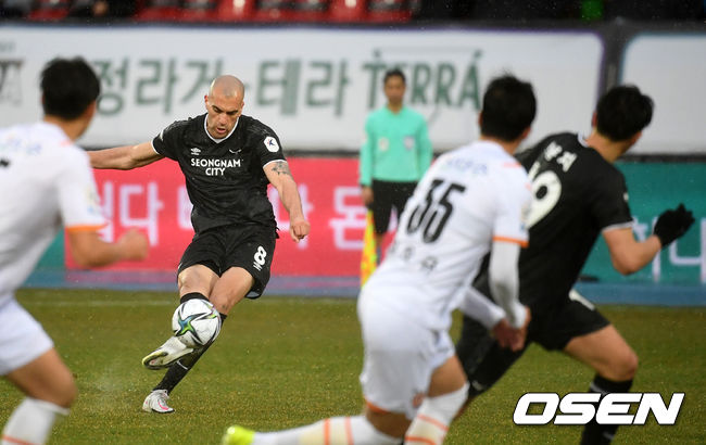 전반 성남 뮬리치가 슛을 시도하고 있다. /jpenws@osen.co.kr