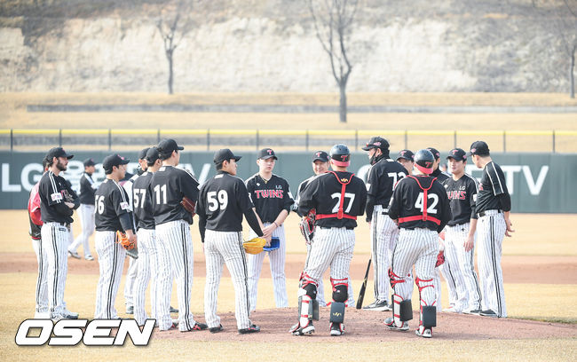 LG 투수조와 포수들이 마운드에 모여 코치로부터 이야기를 나누고 있다 / soul1014@osen.co.kr