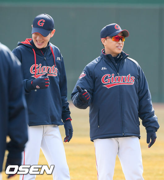 롯데 손아섭이 나승엽과 이야기를 나누고 있다.  / soul1014@osen.co.kr