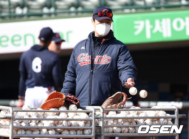 롯데 허문회 감독이 볼 정리를 하고 있다. / dreamer@osen.co.kr