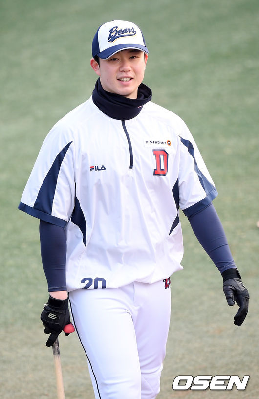 두산 김민혁이 타격 훈련을 준비하고 있다./rumi@osen.co.kr