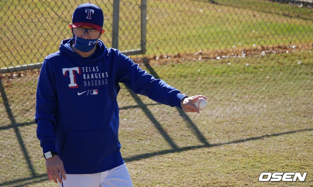 [OSEN=서프라이즈(미 애리조나주), 이사부 통신원] 텍사스 레인저스의 초청선수로 스프링 캠프에 참가한 양현종이 2일(한국시간) 훈련 참가를 위해 이동하면서 그립을 잡아보고 있다. /lsboo@osen.co.kr