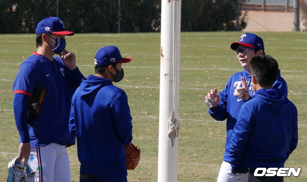 [OSEN=서프라이즈(미 애리조나주), 이사부 통신원] 텍사스 레인저스의 초청선수로 스프링 캠프에 참가한 양현종이 2일(한국시간) 미국 애리조나주 서프라이즈에서 훈련을 마친 뒤 일본인 투수 아리하라 고헤이(왼쪽에서 두 번째)와 대화를 나누고 있다. /lsboo@osen.co.kr
