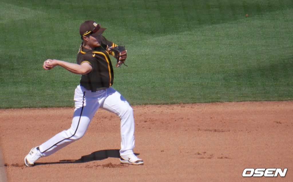 [OSEN=피오리아(미 애리조나주), 이사부 통신원] 샌디에이고의 김하성이 2일(한국시간) 미국 애리조나 피오리아에서 열린 2021 메이저리그 시카고 컵스와의 경기 4회서 땅볼 타구를 잡아 2루로 송구하려 하고 있다.  /lsboo@osen.co.kr