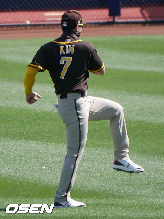 [OSEN=피오리아(미 애리조나주), 이사부 통신원] 샌디에이고의 김하성이 몸을 풀고 이다. /lsboo@osen.co.kr