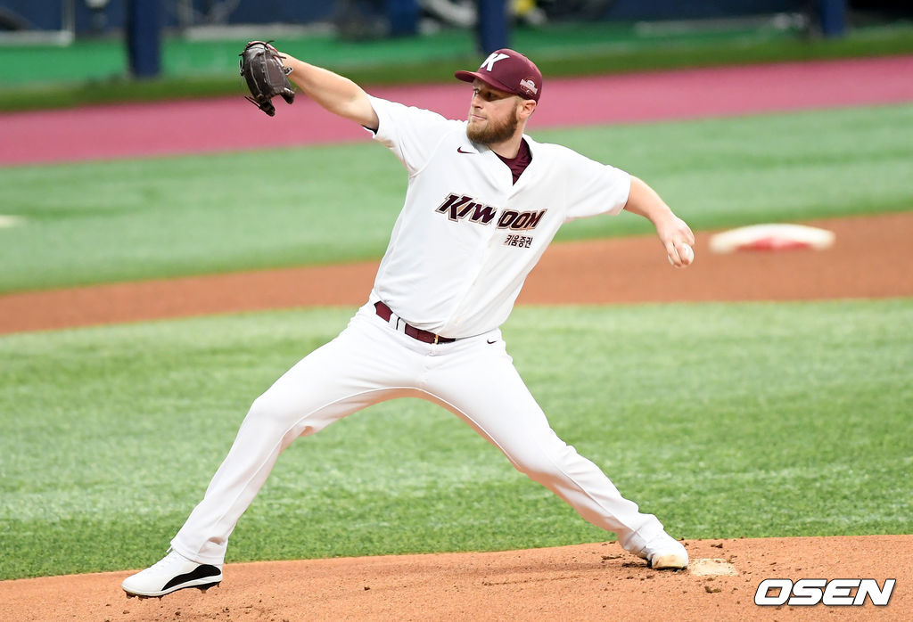 키움 요키시가 공을 뿌리고 있다. /cej@osen.co.kr
