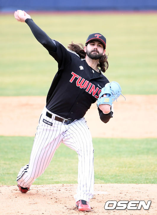 2일 창원NC파크에서 NC 다이노스와 LG 트윈스의 연습경기가 열린다. 경기 전 LG 켈리가 라이브 피칭을 하고 있다. /cej@osen.co.kr