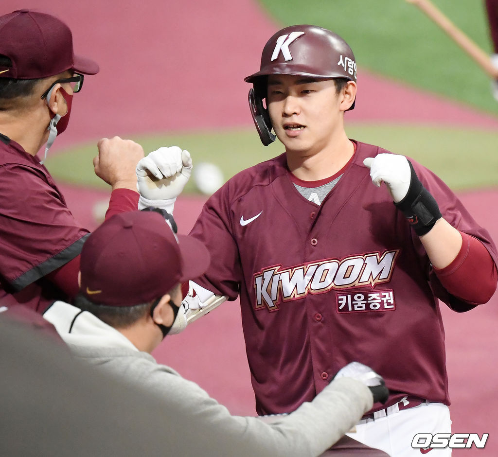 키움 김웅빈이 3회초 2사2루 홈런을 날린 후 덕아웃에서 홍원기 감독과 하이파이브를 하고 있다. /rumi@osen.co.kr
