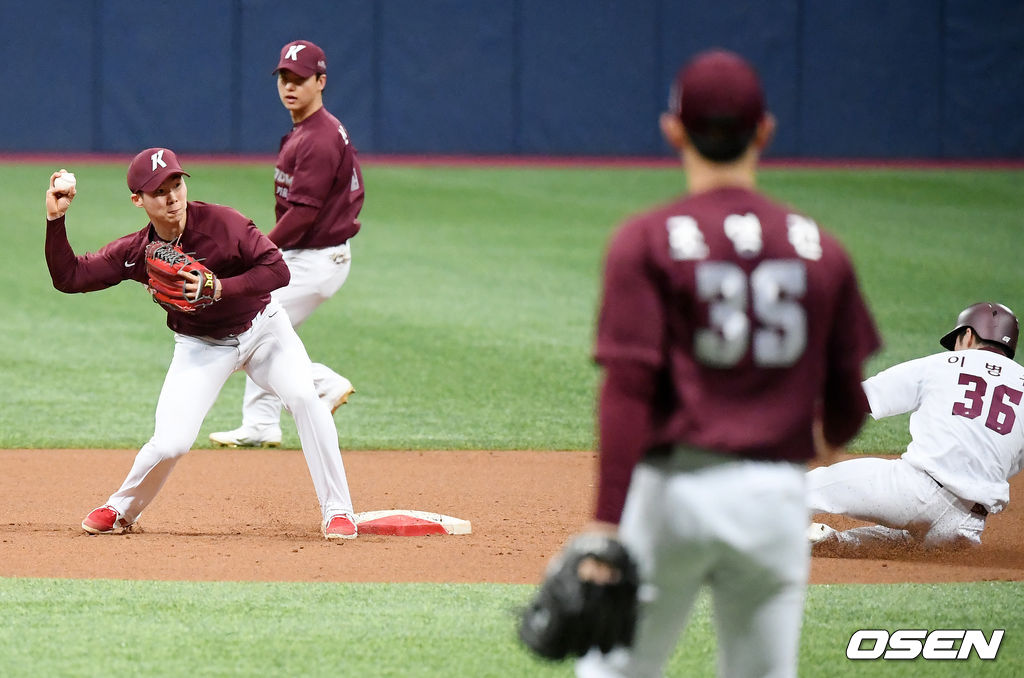 1회말 무사 1루 유격수 김혜성이 박준태의 땅볼 타구를 잡아 2루에서 1루주자 이병규를 포스아웃시킨 뒤 1루로 송구하고 있다../rumi@osen.co.kr