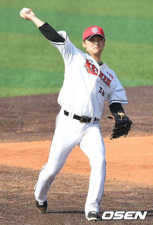 KT 위즈가 6일 부산시 기장현대차드림볼파크에서 2021시즌을 준비하는 스프링캠프를 차리고 담금질에 나섰다.KT 주권이 캐치볼로 몸을 풀고 있다. / dreamer@osen.co.kr