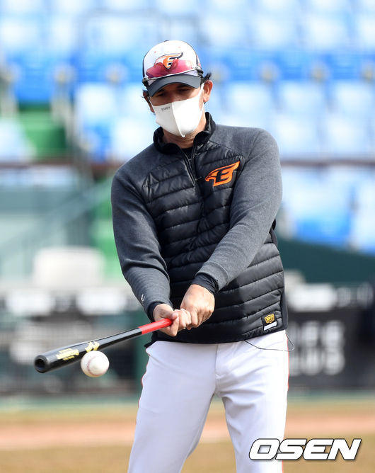 한화 수베로 감독이 펑고를 치고 있다. /sunday@osen.co.kr